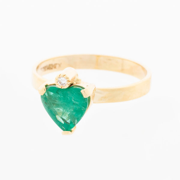 Juego de anillo y aretes diseño especial motivo corazón con diamantes y esmeraldas en oro amarillo 14 kilates.