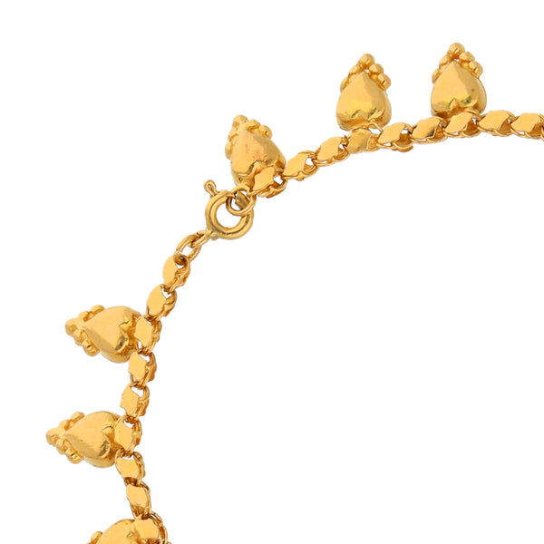 Pulsera eslabón encontrado con colgantes motivo corazón en oro amarillo 21 kilates.