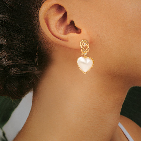 Juego de anillo y aretes diseño especial motivo corazón con medias perlas y circonias en oro amarillo 14 kilates.