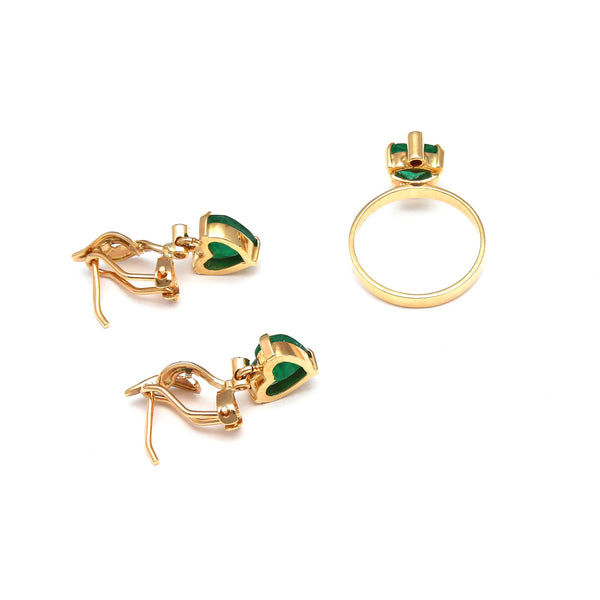 Juego de anillo y aretes diseño especial motivo corazón con diamantes y esmeraldas en oro amarillo 14 kilates.