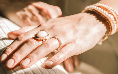 CUIDADO DE TUS JOYAS EN VACACIONES: CONSEJOS ESENCIALES PARA MANTENER SU BRILLO Y BELLEZA.
