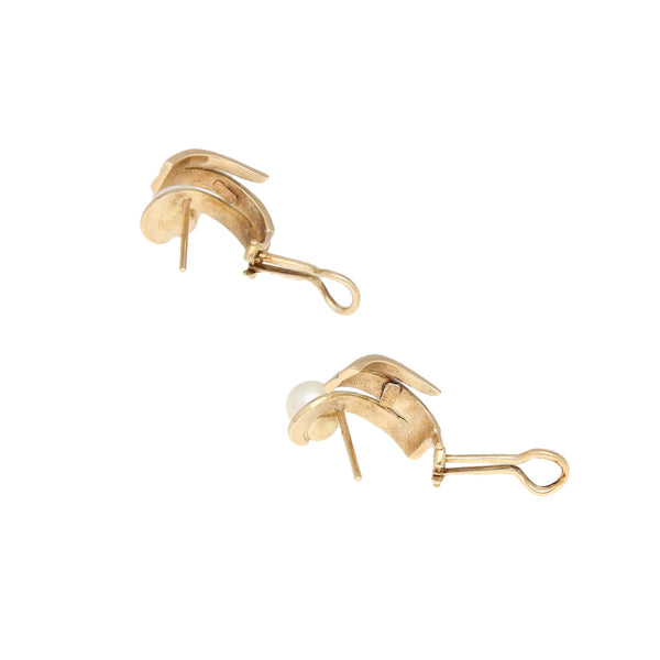 Aretes diseño especial con perlas en oro amarillo 14 kilates.