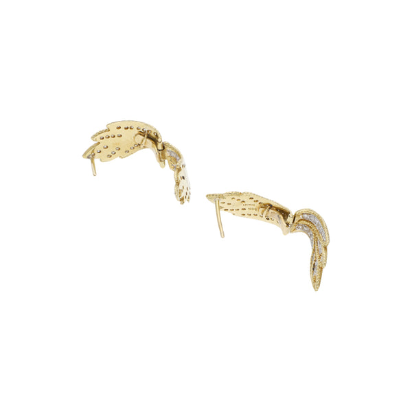 Aretes calados motivo hojas con diamantes en oro amarillo 14 kilates.