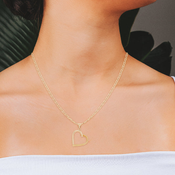 Collar eslabón nudo marino y dije tubular motivo corazón en oro amarillo 14 kilates.