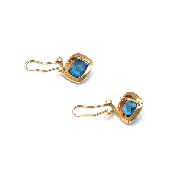 Aretes calados con topacios azules en oro amarillo 14 kilates.