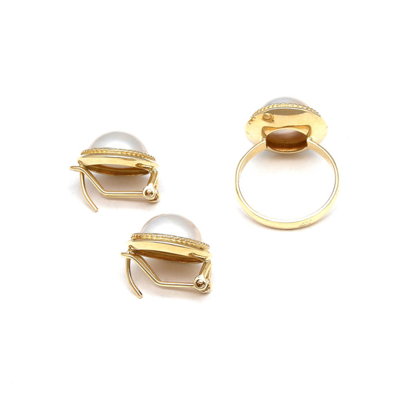 Juego de anillo y aretes diseño especial con medias perlas en oro amarillo 14 kilates.