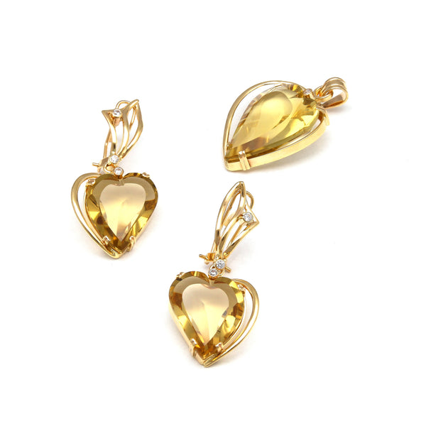 Juego aretes y dije estilizados motivo corazón con citrinos y circonias en oro amarillo 14 kilates.