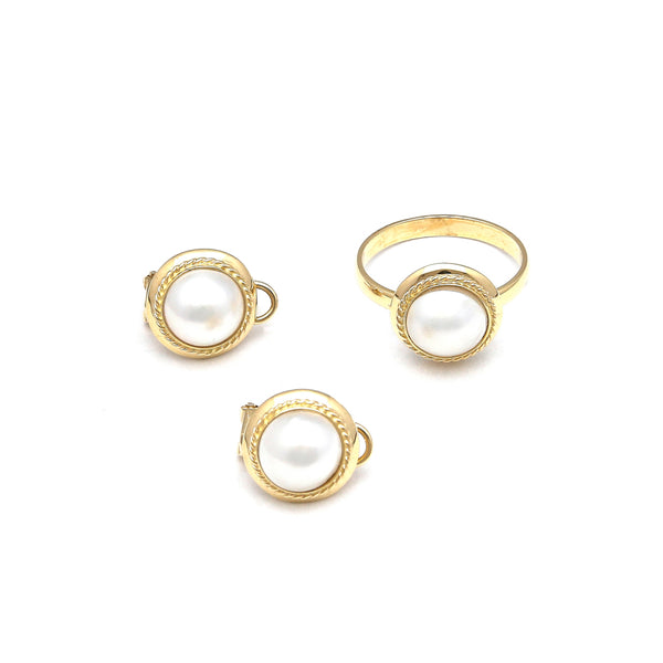 Juego de anillo y aretes diseño especial con medias perlas en oro amarillo 14 kilates.